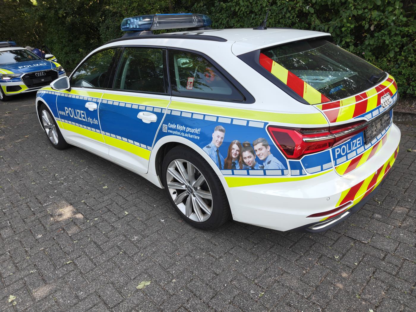 Audi A6 Avant mit Polizeibeklebung, ohne Kennzeichen