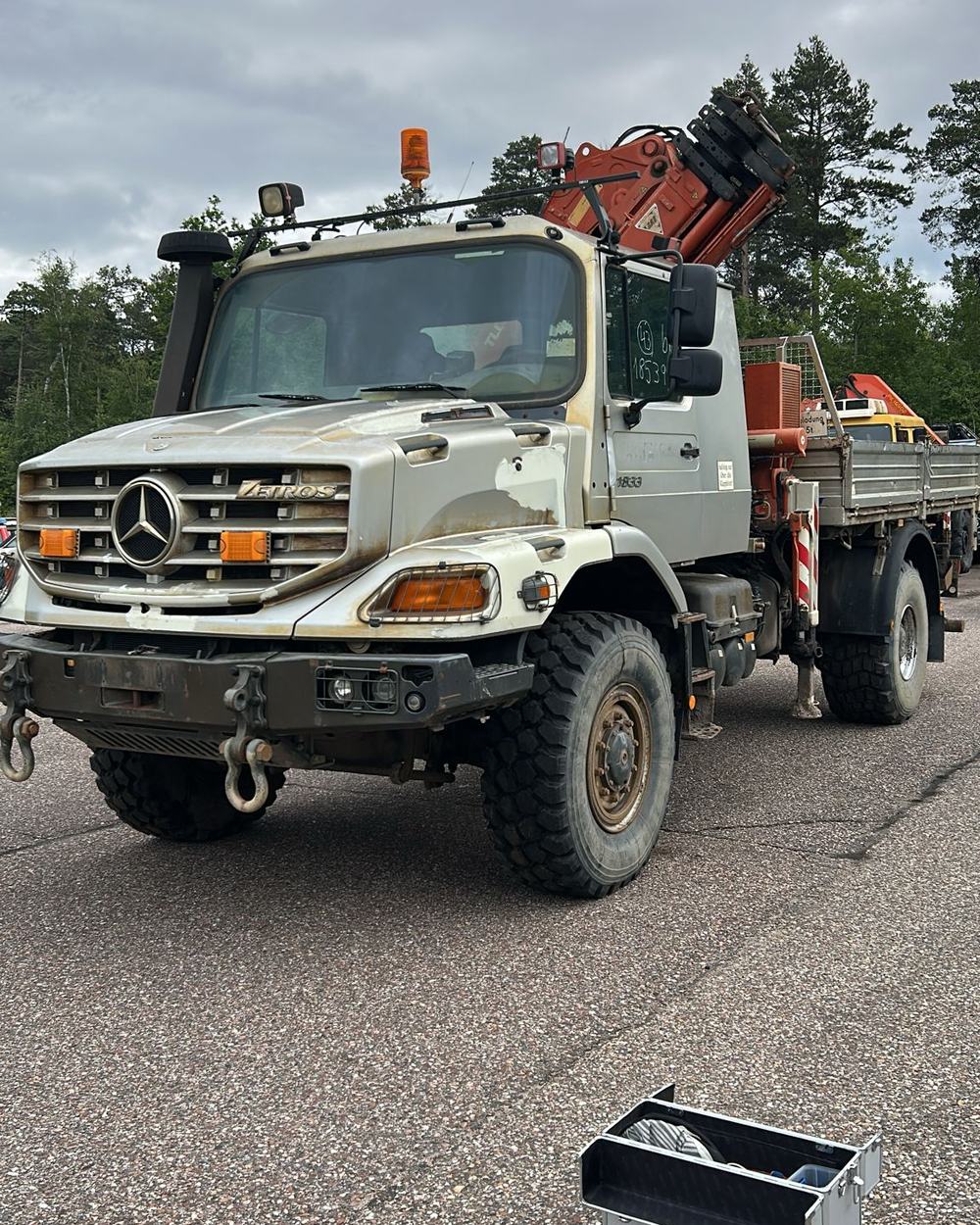 Mercedes-Benz Zetros mit Ladekran auf einem Parkplatz